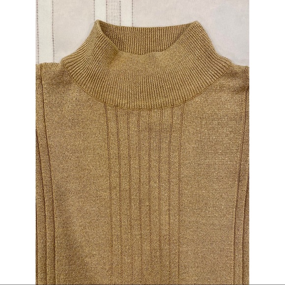 Distinctive New York Gold Metallic Gold Short Sleeve Blouse - size M - Picture 4 of 5